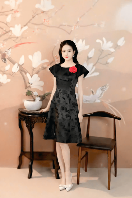 Đầm gấm cổ bẻ kết hoa